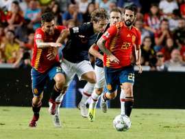 Modric disputando com Ceballos e Isco. EFE