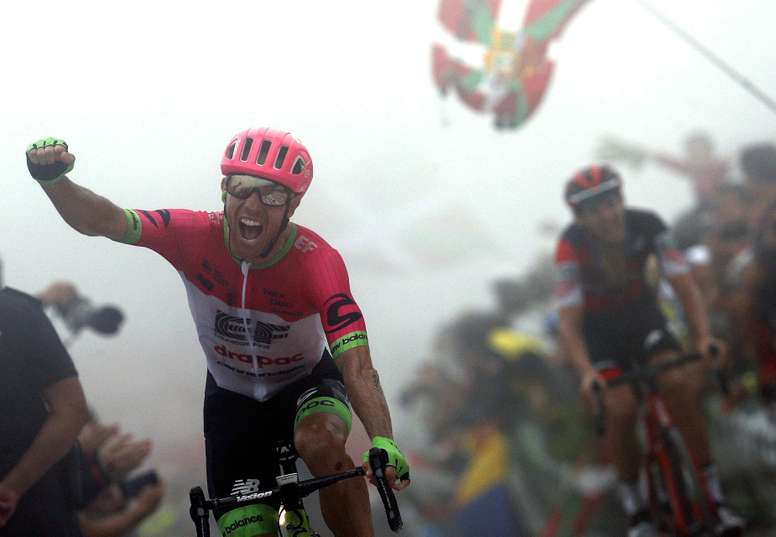 El canadiense Michael Woods (Education First) gana la decimoséptima etapa de la Vuelta disputada entre Getxo y el Monte Oiz (Bizkaia), con un recorrido de 157 kilómetros. EFE