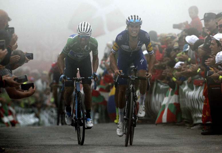 Los corredores españoles Enric Mas (d), del equipo Quick Step, y Alejandro Valverde, del equipo Movistar, cruzan la linea de llegada de la decimoséptima etapa de la Vuelta disputada entre Getxo y el Monte Oiz (Vizcaya), con un recorrido de 157 kilómetros. EFE