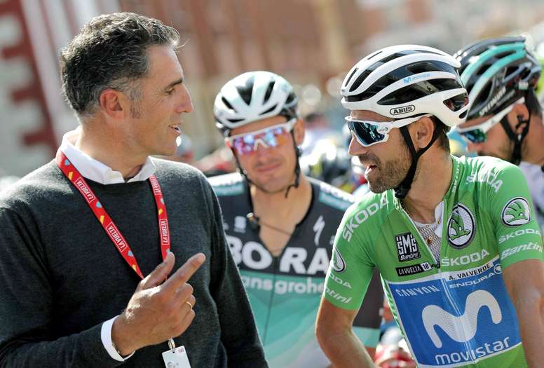 El corredor español del Movistar, Alejandro Valverde (d), conversa con el exciclista Miguel Induráin (i). EFE/Archivo