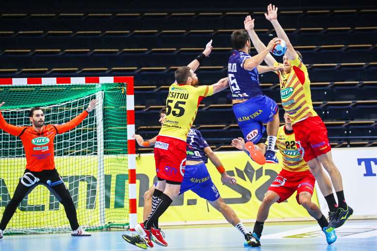 El jugador del Riihimäen Cocks Aliaksandr Tsitou (2i) en acción ante el jugador del Abanca Ademar Juan José Fernández, durante el partido de la Liga de Campeones de balonmano disputado en Vantaa, Finlandia, el 12 de septiembre del 2018. EFE