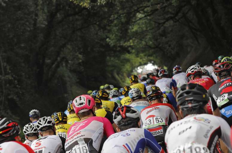 El pelotón durante la decimoséptima etapa de la Vuelta disputada entre Getxo y el Monte Oiz (Vizcaya), con un recorrido de 157 kilómetros. EFE