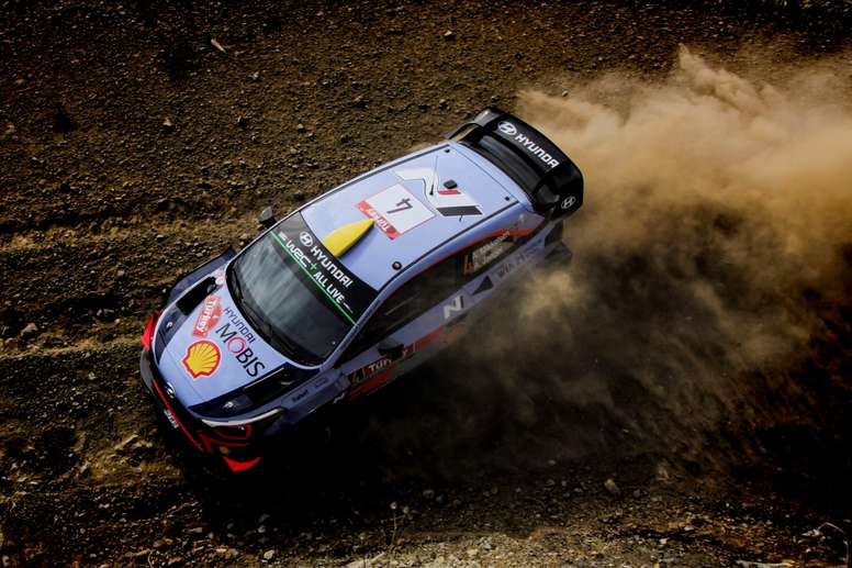 El noruego Andreas Mikkelsen pilota su Hyundai i20 WRC durante el prólogo del Rally de Turquía que se disputa en Marmaris, el 13 de septiembre del 2018. EFE