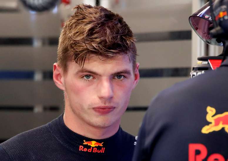 El piloto holandés de Fórmula Uno Max Verstappen, de la escudería Aston Martin Red Bull Racing, se prepara para los entrenamientos libres en el circuito de Marina Bay en Singapur. EFE