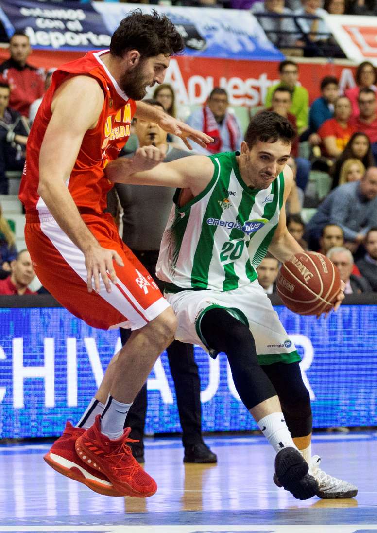 El escolta Marc García (c), con la camiseta del Real Betis Energía Plus, durante un partido de la pasada temporada. EFE/Archivo