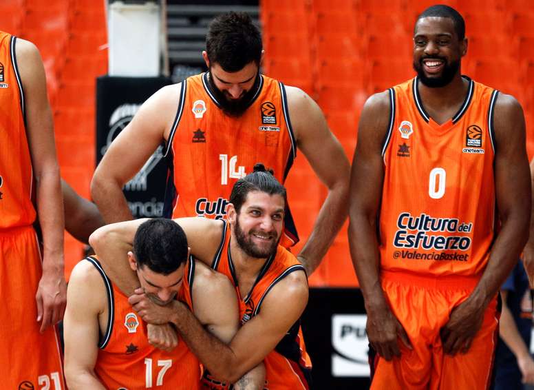 Los jugadores del Valencia Basket, Rafa Martínez (izqda) y Antoine Diot, bromean ante la mirada de sus compañeros Bojan Dubljevic y Will Thomas, durante una presentación. EFE/Archivo