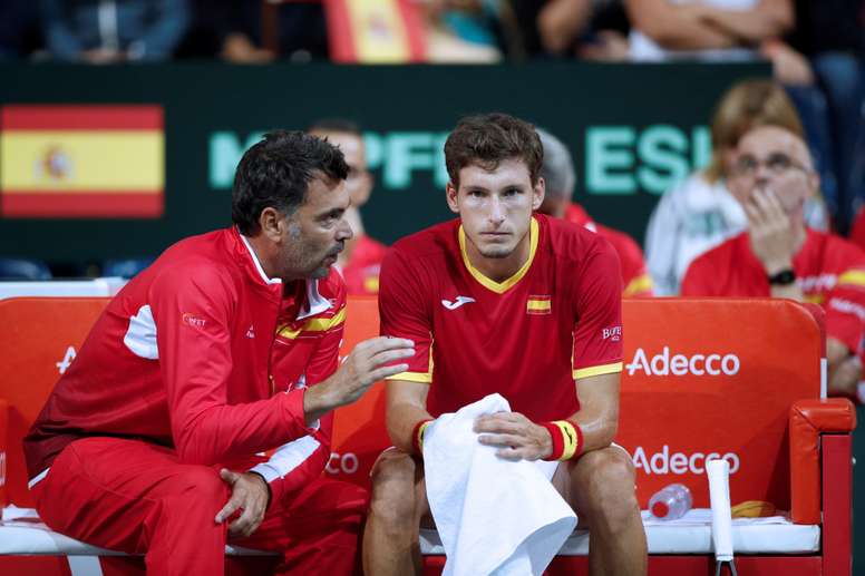 El entrenador español Sergi Bruguera (iz) conversa con el jugador Pablo Carreño durante el partido. EFE