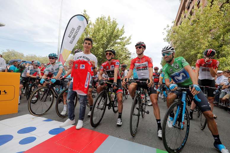 El líder de la clasificación general, Simon Philipe Yates (3d), y el segundo clasificado y maillot verde, Alejandro Valverde (d), posan con el piloto de MotoGP Marc Márquez (4d) al inicio de la decimonovena etapa de la Vuelta Ciclista España 2018 que parte de Lleida y finaliza a Andorra Naturlandia tras 157 kilómetros de recorrido. EFE