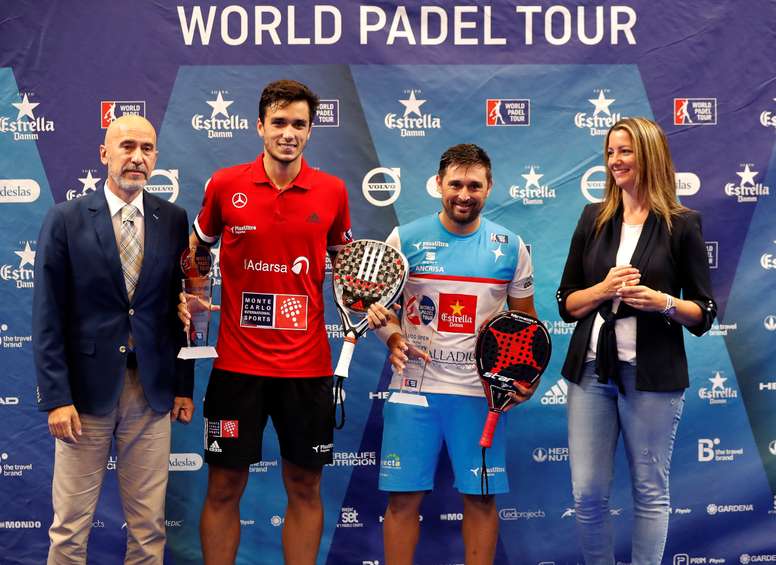 El general de World Padel Tour, Mario Hernando (i), entregaba los trofeos Campeones del torneo. EFE/Archivo