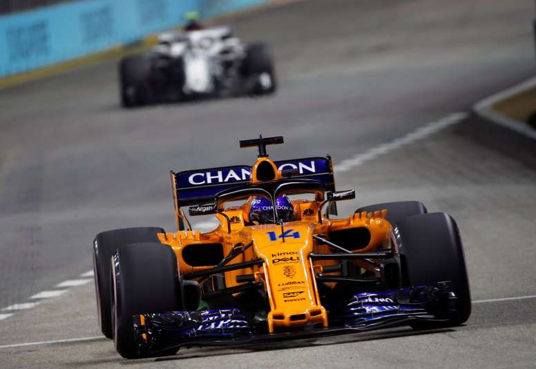 El piloto español de Fórmula Uno Fernando Alonso, de McLaren F1 Team, compite en los entrenamientos libres en el circuito de Marina Bay en Singapur, hoy, 14 de septiembre de 2018. El Gran Premio de Singapur, la carrera nocturna del campeonato de Fórmula Uno, se celebra el próximo 16 de septiembre. EFE