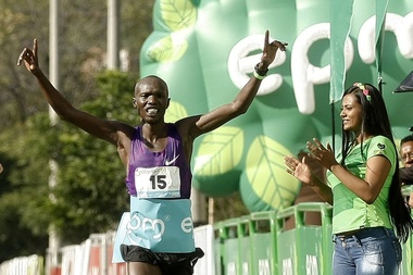 Fotografía tomada en septiembre de 2015 en la que se registró al atleta keniano Joseph Kiprono, al celebrar su victoria en el Medio Maratón de las Flores, en Medellín (Colombia). EFE/Archivo