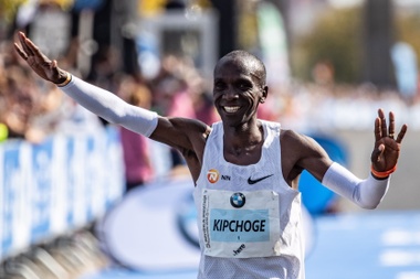 Kenia se rindió este lunes en elogios al atleta Eliud Kipchoge por la gesta que consiguió este domingo en Berlín, donde pulverizó el récord mundial de maratón en una carrera épica. EFE