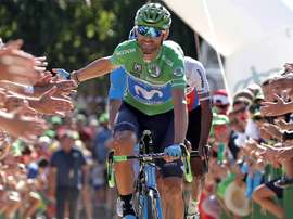 El corredor Alejandro Valverde saluda al público asistente al inicio de la última etapa de la Vuelta Ciclista a España, el pasado domingo. EFE