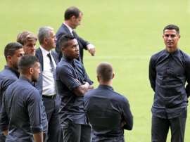 Un grupo de encapuchados interrumpió el sueño de los jugadores de la Juve. EFE