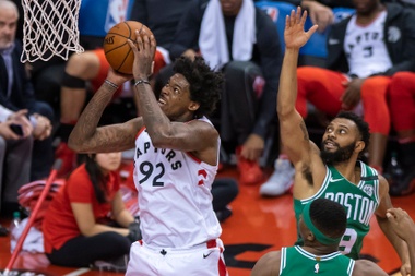 El jugador de los Raptors el brasileño Lucas Nogueira (i) en acción ante Guerschon Yabusele (d-abajo) y Xavier Silas (d-arriba) de los Celtics durante un partido de baloncesto de la NBA entre Boston Celtics y Toronto Raptors, en Toronto (Canadá). EFE/Archivo