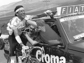 Alvaro Pino es inyectado en un costado en el transcurso de la decimoséptima etapa de la Vuelta a España de 1990, entre Pamplona y Jaca. EFE/Archivo