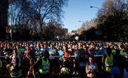 Miles de participantes momentos antes de tomar la salida del Medio Maratón de Madrid. EFE/Archivo