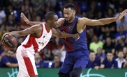 El alero húngaro Adam Hanga (d), del FC Barcelona Lassa, defiende al escolta francés Rodrigue Beaubois (i), del Kirolbet Baskonia. EFE/Archivo