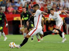 Arsenal insiste pour Banega. EFE