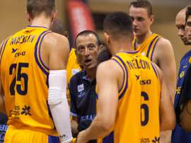 El entrenador del Herbalife Gran Canaria, Salva Maldonado, da instrucciones a sus jugadores durante el partido de baloncesto del Trofeo Costa Adeje celebrado en el pabellón de Las Torres en Adeje (Tenerife) que le enfrentó al Iberostar Tenerife el pasado 1 de septiembre. EFE
