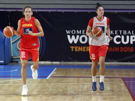 Las jugadoras de la selección española de baloncesto femenino, Laila Palau (i) y Bea Sánchez (d), durante el entrenamiento de ayer en Tenerife previo a la decimoctava edición de la Copa del Mundo de Baloncesto Femenino FIBA 2018 que comienza el próximo sábado. EFE