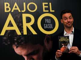 El jugador de los Spurs de San Antonio Pau Gasol, posa duante la presentación en Barcelona de su libro Bajo el aro. EFE/Archivo