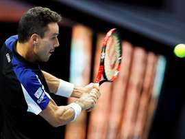 El español Roberto Bautista Agut devuelve una bola al italiano Marco Cecchinato durante el partido de cuartos de final del Abierto de San Petersburgo. EFE