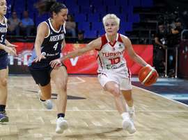 La base turca Isil Alben (d), y la escolta argentina Macarena Rosset (i), durante el partido de la primera jornada de la decimoctava edición de la Copa del Mundo de Baloncesto Femenino FIBA 2018, que tiene lugar en Tenerife. EFE