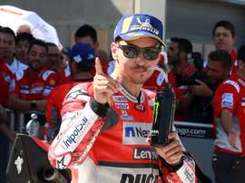 El piloto de Moto GP Jorge Lorenzo celebra su primer puesto tras conseguir la pole en la carrera clasificatoria celebrada hoy en el circuito turolense de Motorland Aragón, donde mañana se disputa el Gran Premio Movistar Aragón de MotoGP. EFE