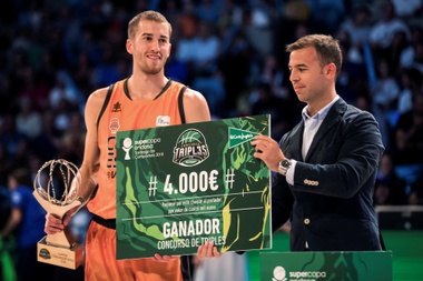 Matt Thomas (i), nuevo jugador del Valencia Basket, se proclamó este sábado ganador del concurso de triples de la Supercopa Endesa al superar en la final a Óscar Herrero (d), clasificado en el concurso popular. EFE