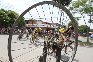 Un pelotón de ciclistas en acción. EFE/Archivo