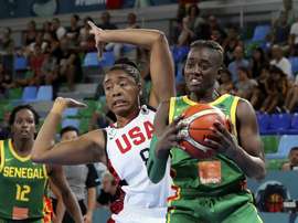 La jugadora senegalesa Yacine Diop (d) protege el balón ante Morgan Tuck, de Estados Unidos, durante el partido de la primera jornada de la fase de grupos de la Copa del Mundo de Baloncesto Femenino FIBA 2018 que se disputa en el pabellón Quico Cabrera, en Santa Cruz de Tenerife. EFE