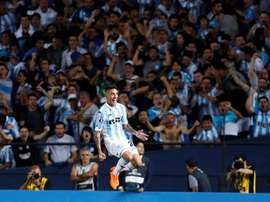 Racing volvió a ganar y mantiene el liderato. EFE