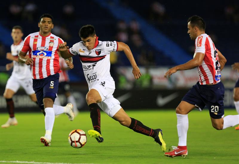 Junior aguanta a Colón y se cita en cuartos con Defensa y Justicia