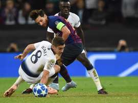 Messi le dio su camiseta a su compatriota Lamela. EFE