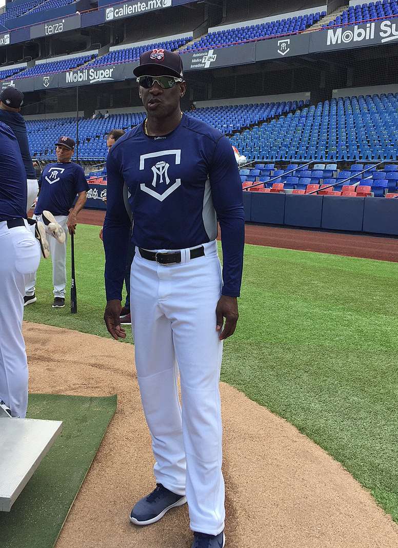 El mánager de los Sultanes de Monterrey, Roberto Kelly, posa para una fotografía el pasado mes de junio. EFE/Archivo