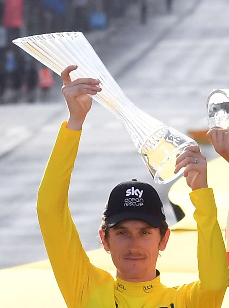 Foto de archivo del ciclista británico Geraint Thomas, del equipo Sky, mientras alza el trofeo de campeón de la prueba tras la última etapa del 105º Tour de Francia en París (Francia) el 29 de julio de 2018. EFE/Archivo
