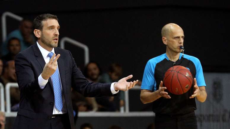 El entrenador del MoraBanc Andorra, Ibon Navarro, durante el partido de la segunda jornada de la Eurocopa de baloncesto, que enfrenta a el MoraBanc Andorra frente al Germani Brescia Leonessa, hoy en el polideportivo de Andorra. EFE