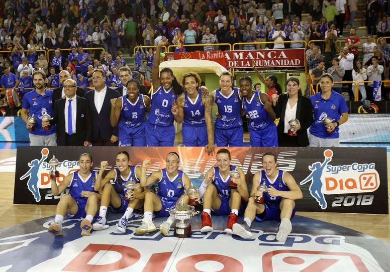 La jugadoras del Perfumerías Avenida celebran su victoria en la Supercopa de España de baloncesto, a la finalización del encuentro que han disputado frente al UniGirona en el pabellón salmantino de Würzburg. EFE