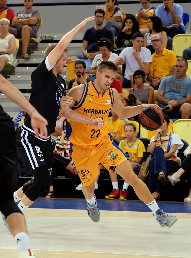 El alero del Herbalife Gran Canaria Xavi Rabaseda (d) durante un partido de la presente temporada de la Liga Endesa. EFE/Archivo