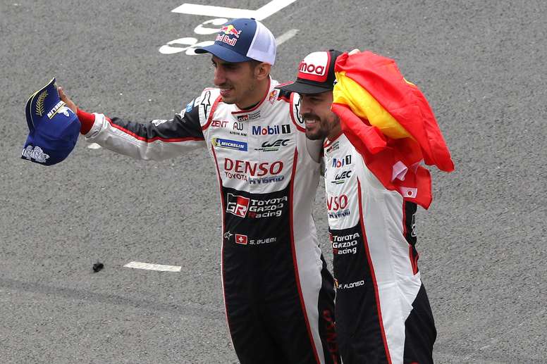 Fernando Alonso (d) y Sebastien Buemi celebran su triunfo en las 24 horas de Le Mans. EFE/Archivo