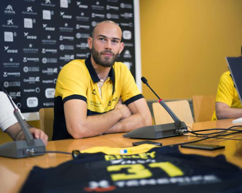 Fotografía facilitada por Iberostar Tenerife del internacional belga Pierre-Antoine Gillet,durante su presentación oficial como nuevo jugador del club. EFE