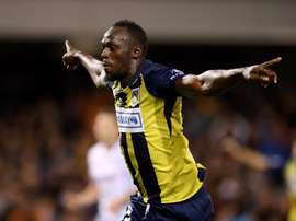 Bolt persigue su sueño de ser futbolista profesional. EFE