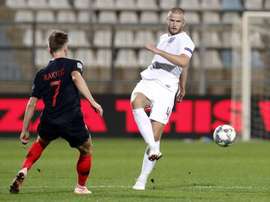 Eric Dier eyeing a trophy with England. EFE