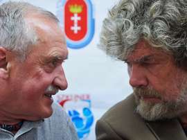Foto de archivo del alpinista polaco Krzysztof Wielicki (i) y el alpinista italiano Reinhold Messner . EFE/Archivo