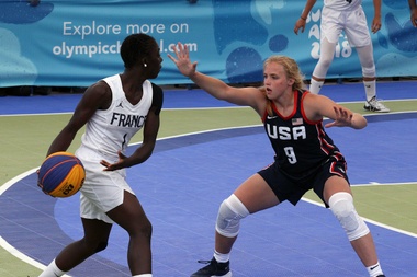 La francesa Diaba Konate (i) en acción ante la estadounidense Hailey van Lith (d) en la final femenina de baloncesto 3x3 durante los Juegos Olímpicos de la Juventud 2018, en Buenos Aires (Argentina). EFE