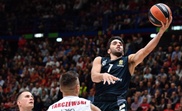 Kaleb Tarczewski (c) de Armani Exchange Milano observa a Facundo Campazzo (d) del Real Madrid durante un partido de baloncesto de la Euroliga en el Assago Forum, en Milán (Italia). EFE