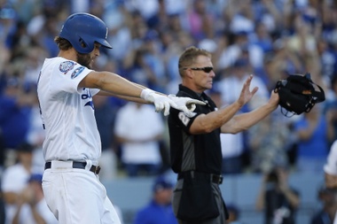 El lanzador de los Dodgers Clayton Kershaw (i) celebra tras marcar en un RBI doble de Justin Turner durante la séptima entrada del juego cinco de la Serie de Campeonato de la Liga Nacional. EFE