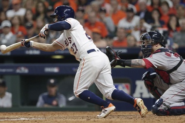 El bateador de los Houston Astros, José Altuve, pega un toque sencillo contra los Medias Rojas de Boston durante el juego tres de la Serie de Campeonato de la Liga Americana en el Minute Maid Park en Houston, Texas, EE. UU. ayer. EFE