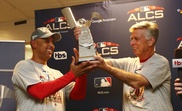 El manager general de los Medias Rojas de Boston, Dave Dombrowski (d), y el gerente Alex Cora (i) celebran con el Trofeo de Campeonato de la Liga Americana durante una ceremonia el jueves 18 de octubre de 2018, luego de un juego de la MLB, entre los Astros de Houston y los Medias Rojas de Boston, en el Minute Maid Park de Houston (EE.UU.). EFE